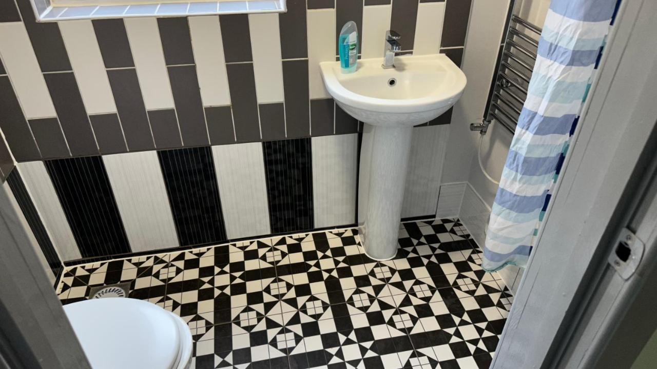 One Bedroom Apartment In Walsall Sleeps 4 Free Wifi By Villazu Bloxwich Extérieur photo