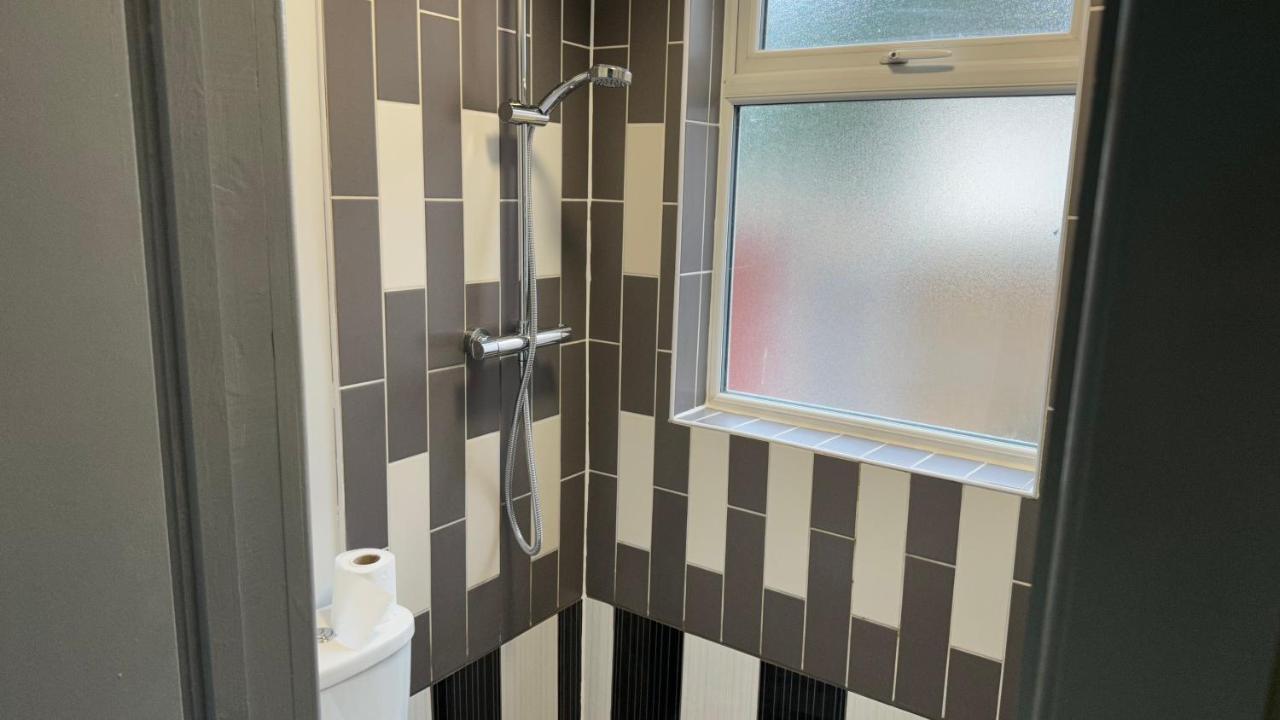 One Bedroom Apartment In Walsall Sleeps 4 Free Wifi By Villazu Bloxwich Extérieur photo